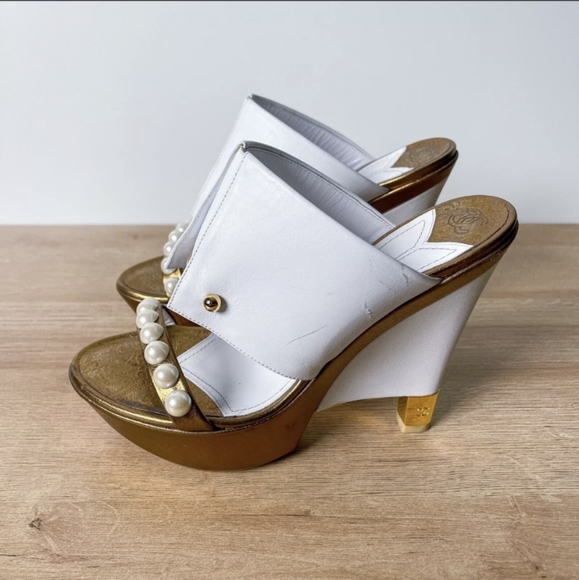 Chanel Women's Sz 36.5 US 6.5 White & Gold Pearl Wedge CC Interlocking Heels - Picture 2 of 8